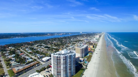 Vista aérea de una playa del condado de Volusia, en Florida.
