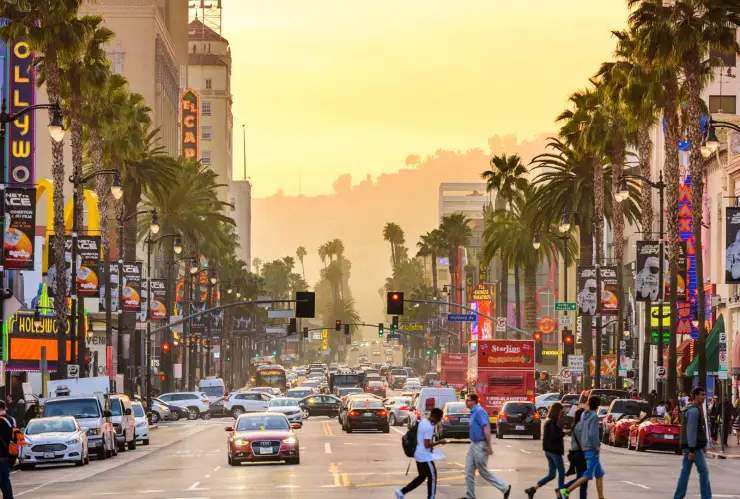 Personas cruzan una calle de Los Ángeles, California