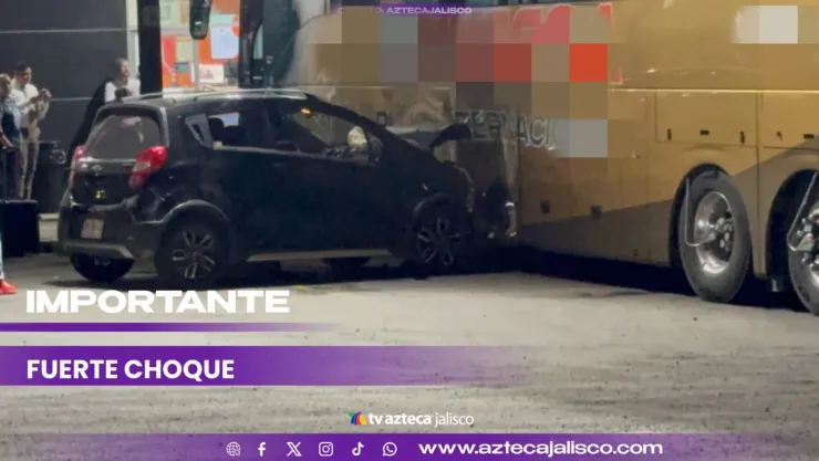 ¡Caos vial en Zapopan! Conductor en presunto estado de ebriedad se estrella contra un autobús en San Juan de Ocotán