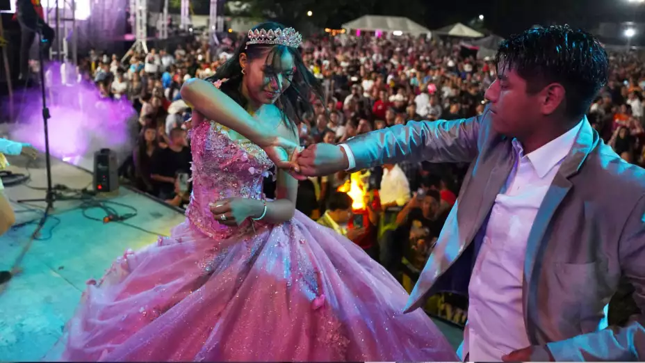 Isela Anahí Santiago Morales baila en su fiesta de 15 años.