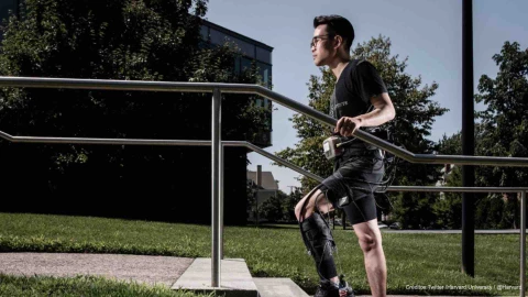 robot controla caminata personas.jpg