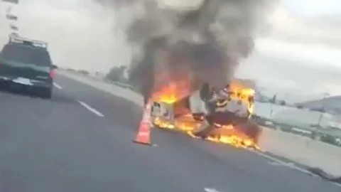 Aparatosa volcadura y un auto calcinado fue el saldo de un fuerte accidente en la mañana de HOY 17 de septiembre. En la imagen se observa cómo terminó una camioneta tras brutal percance de última hora.