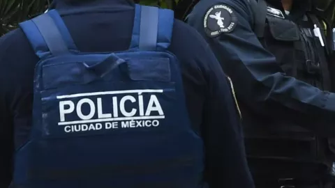 Con machete, hombre agrede a joven en Iztapalapa; policías lo detienen tras huida