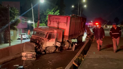 Camión de basura chocado en la Venustiano Carranza.