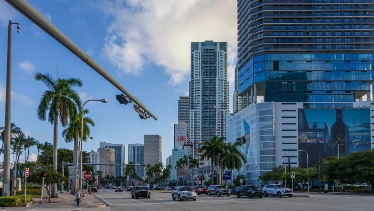 Autos recorren calles de Miami, Florida