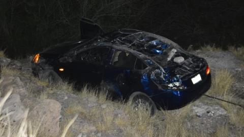 Vehículo cae a barranco