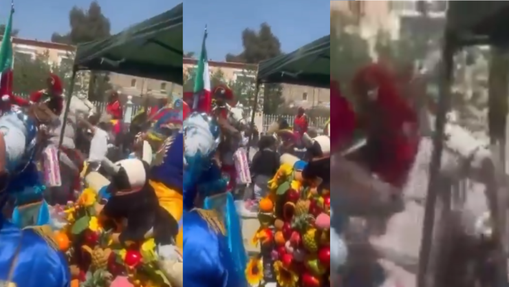 Danzante golpea a un caballo en el carnaval de Huejotzingo, Puebla