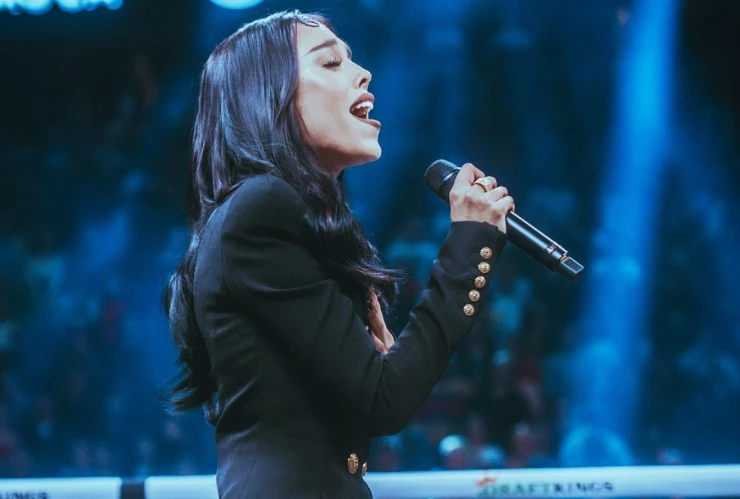 danna-paola-himno-nacional-pelea-canelo-charlo