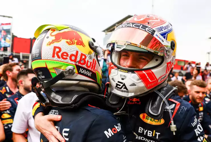 Así se frustró Max Verstappen por no alcanzar a Checo Pérez (VIDEO)