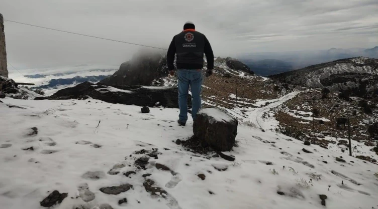 VIDEO: Parque Nacional Cofre de Perote, en Veracruz, registra hasta 7 centímetros de nieve