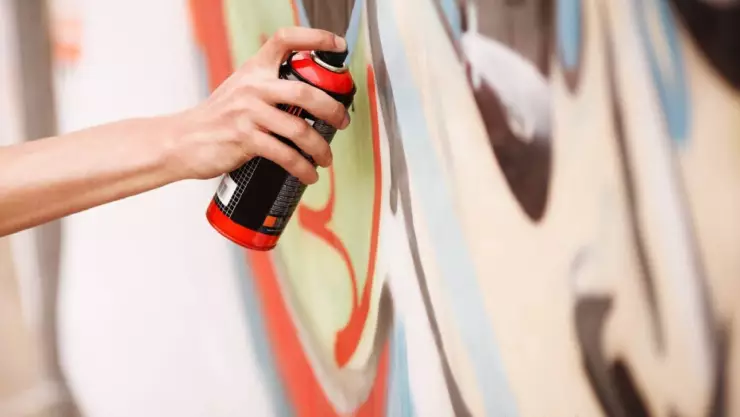 Detienen a jóvenes por grafitear paredes de un negocio en Mérida