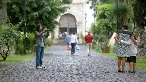 El Pueblo Mágico de Tlayacapan conserva su traza prehispánica y tradiciones antiguas que reflejan siglos de identidad cultural.