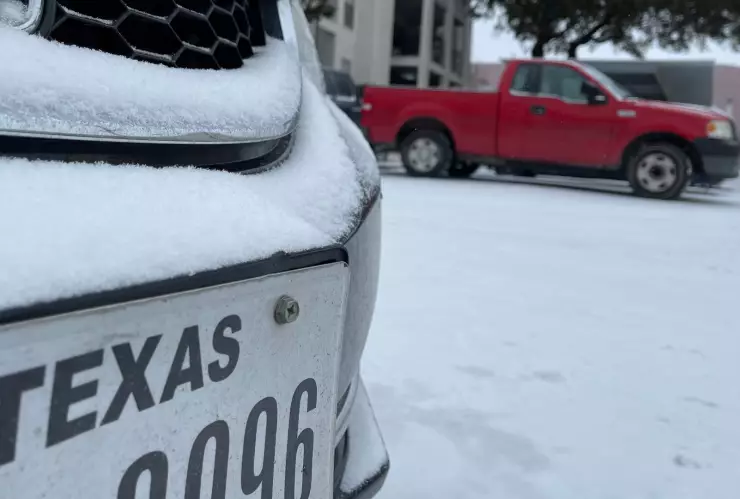 Coche con matricula de Texas entre la nieve