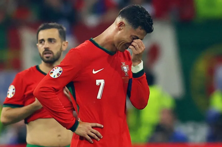 Cristiano Ronaldo se lamenta tras fallar su penal en los tienpos extras.jpg