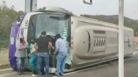 Volcadura de autobús en SLP.jpeg