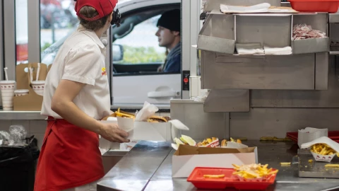 &iquest;Qu&eacute; hay detr&aacute;s del aumento del salario m&iacute;nimo para los trabajadores de comida r&aacute;pida?