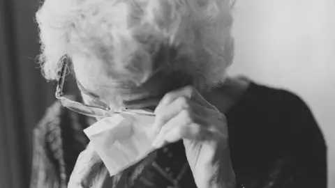 VIDEO_ Hombre noquea a abuelita por peligroso reto de TikTok