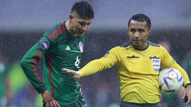 Edson Álvarez y el árbitro Iván Baton