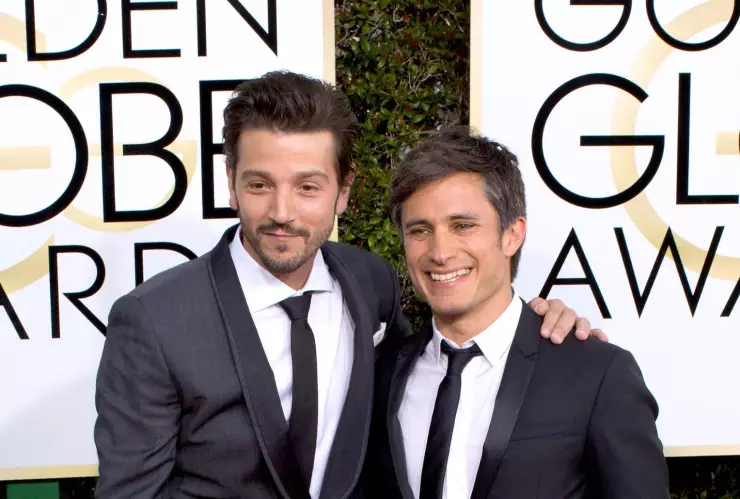 Diego Luna y Gael García presentan premio en los Emmys en español; así fue el momento