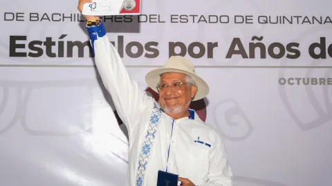 entregan reconocimineto a maestros de Bachilleres en Quintana rOO