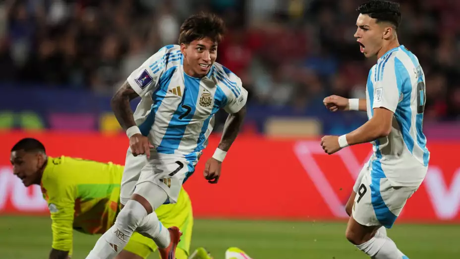 Argentina festeja luego de conseguir un gol ante México.