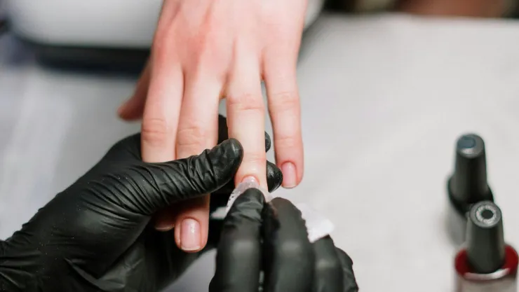 El regreso de las uñas cuadradas en 2025 y cuáles son los diseños