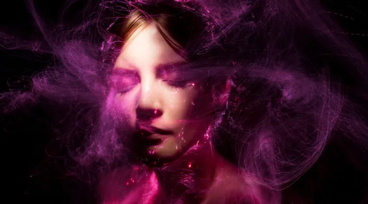 Descubre de qué color es tu aura y por qué