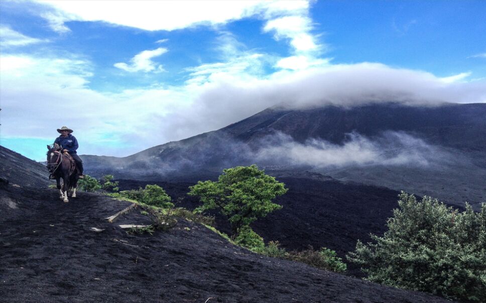 Volcán de Pacaya, uno de los destinos turísticos más importantes en Guatemala