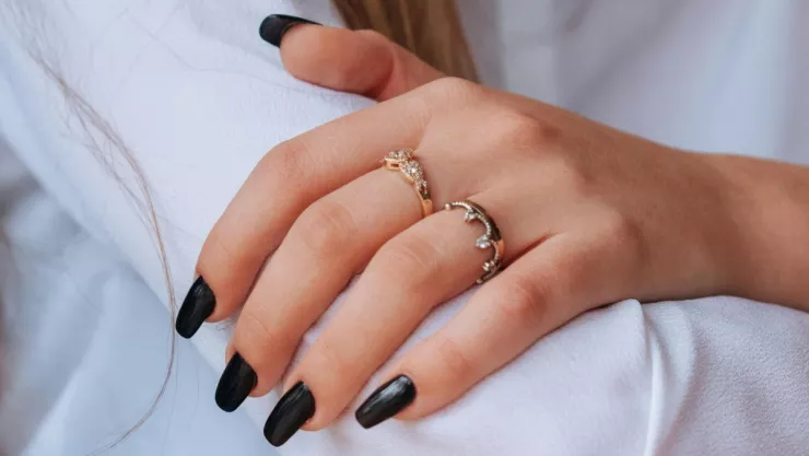 mejores-diseños-uñas-color-negro-tendencia-moda.jpg