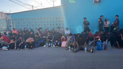 M&aacute;s de 100 migrantes fueron hallados en una ciudad fronteriza