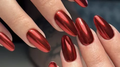 8 diseños de uñas efecto espejo para cualquier ocasión: fiesta, natación, pádel, gym