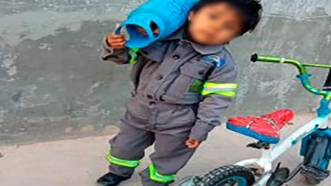 Niño celebra cumpleaños como repartidor de gas