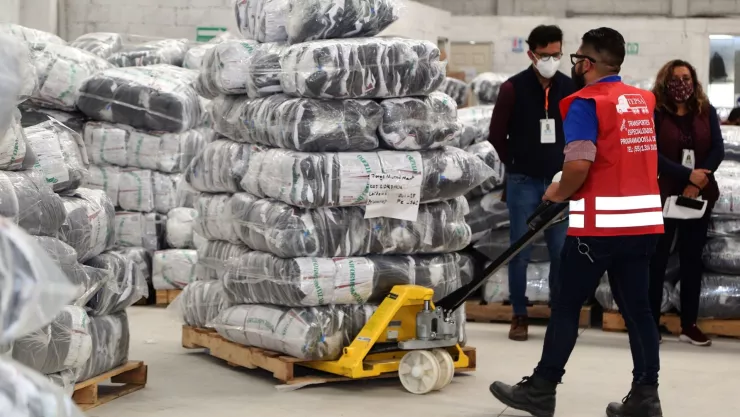 Entregan mas de un millón de uniformes en Puebla