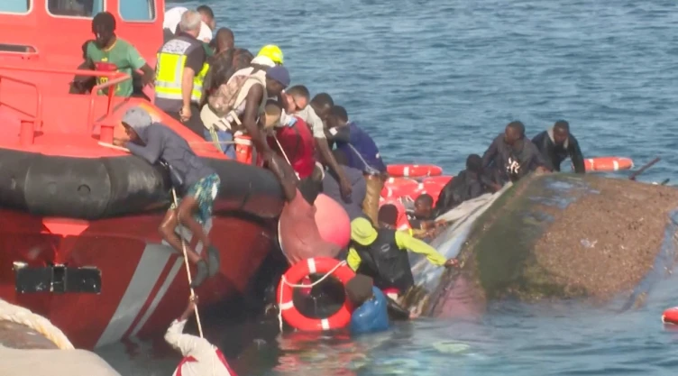 La lancha estaba llena de migrantes.