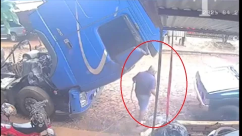 Mecánico es aplastado por un tractocamión mientras trabajaba con su hijo
