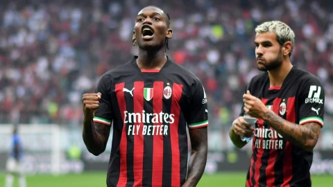 Leao con la camiseta del AC Milan