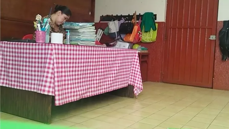 ¡Reprobable! Maestra tira los cuadernos de sus alumnos al piso en una escuela de México
