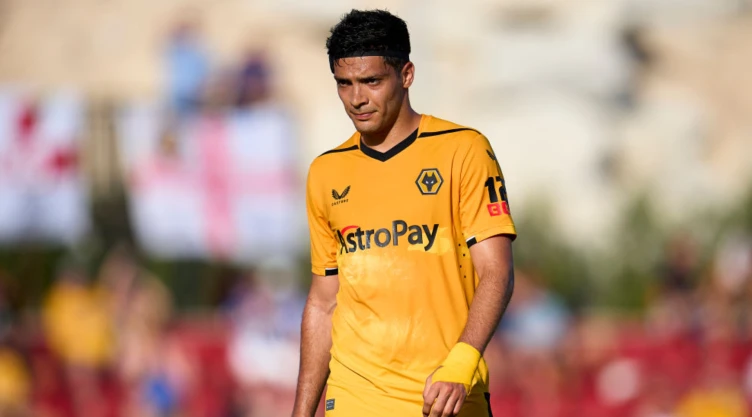 Raúl Jiménez jugando con los Wolves en la Premier League