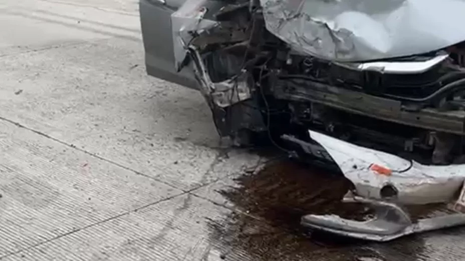 Carro se hace trizas al estrellarse contra muro del viaducto en la Avenida Internacional