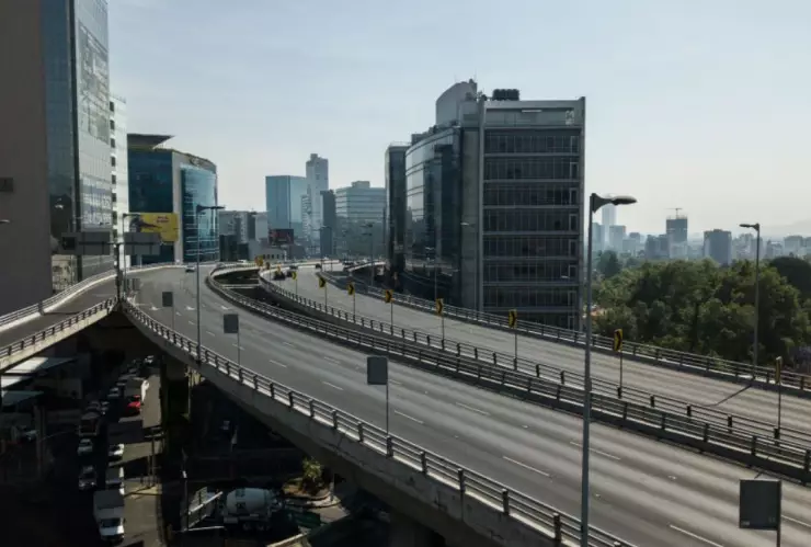 Rescatan a hombre que amenzó con lanzarse del segundo piso del Periferico en CDMX