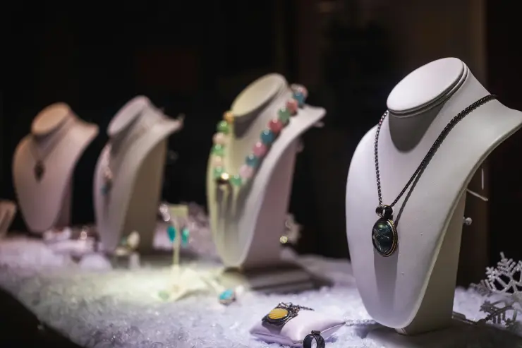 Los mejores accesorios que puedes utilizar si tienes el cuello corto