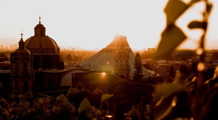 Foto de la antigua y la nueva Basílica de Guadalupe.
