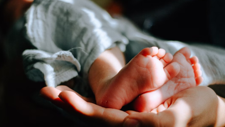 Bebé de dos meses muere ‘aplastado’ entre sus papás mientras dormían