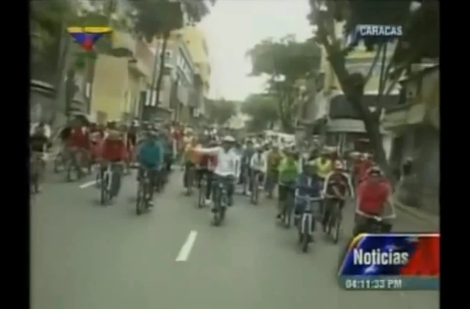 El presidente de Venezuela cayó al piso el domingo después de perder el equilibrio durante un recorrido en bicicleta