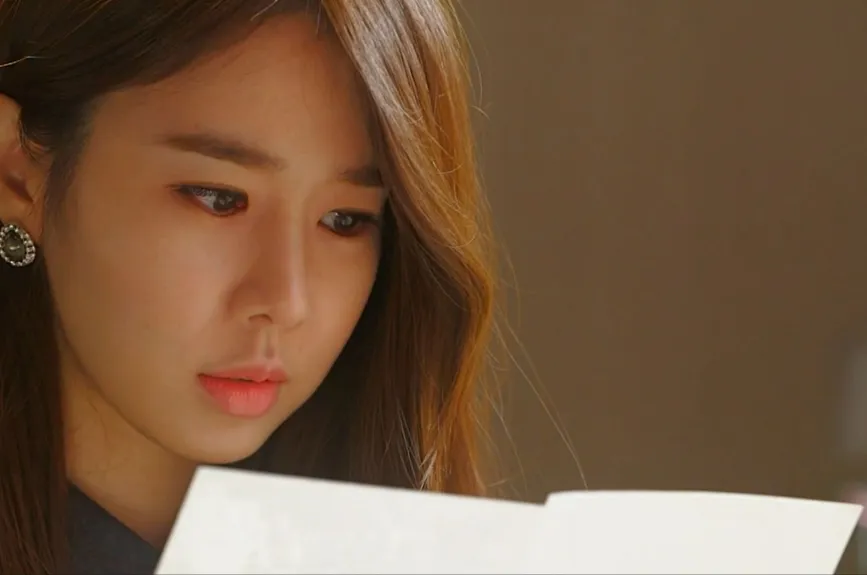 Lee Han-Kyung, quien presenció la primera vez que Min Joon salvó a Song Yi ha descubierto su secreto.