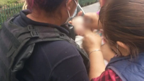Una mujer policía reanimó a una bebé que tenía problemas para respirar en CDMX.