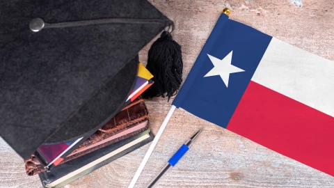 Material escolar junto a una bandera texana.