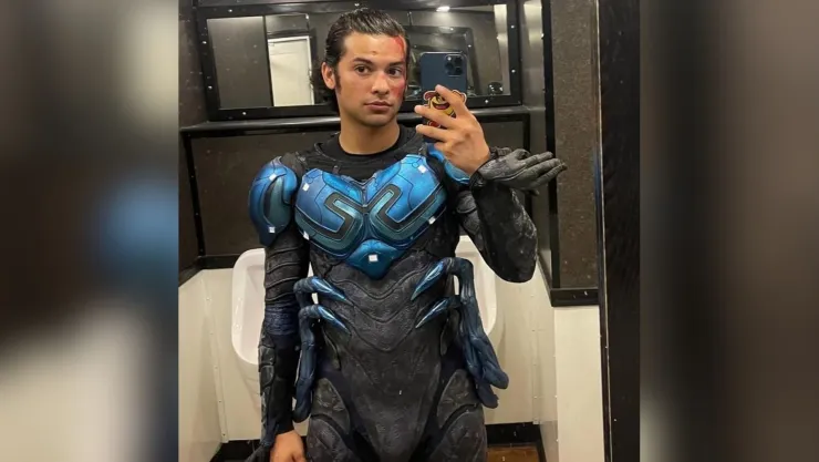 Foto de Xolo Maridueña usando el traje de su personaje de las películas de DC
