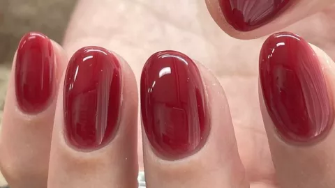 Las uñas rojas son un clásico que vuelve este 2026