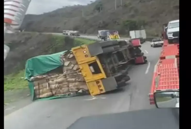 Aparatoso ACCIDENTE se suma a caos en la autopista Puebla-Orizaba hoy 28 de junio de 2024